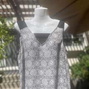 Sleeveless top medium petite.